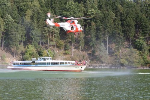 Foto: Vrtulník zachraňoval na Hracholuskách pasažéry z lodi