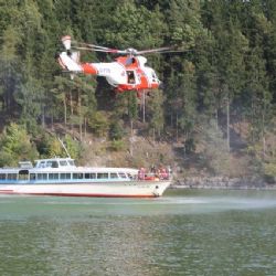 Vrtulník zachraňoval na Hracholuskách pasažéry z lodi