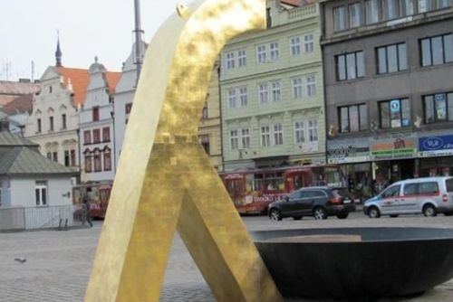 Foto: Z Velblouda na náměstí v Plzni bude zkušebně stříkat voda