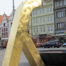 Z Velblouda na náměstí v Plzni bude zkušebně stříkat voda