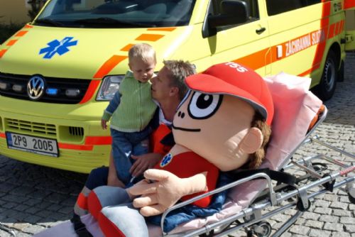 Foto: Záchranáři v kraji rozdávají malým pacientům Kryštůfky