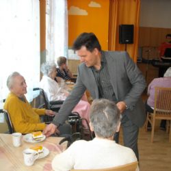 Zástupci úřadu popřáli seniorkám k svátku matek