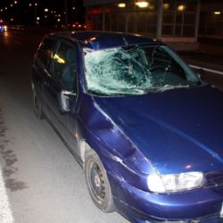 Auto v Plzni srazilo dva chodce, muž nepřežil