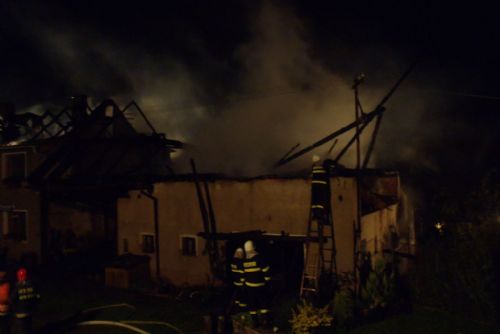 Foto: Blesk zapálil další budovu na Klatovsku