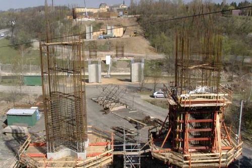 Foto: Dělníci na stavbě mostu u Lužan zůstali bez WC