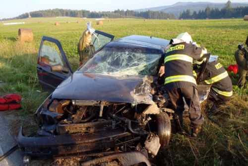 Foto: Čelní střet dvou aut  u Nynkova si vyžádal pět zraněných 