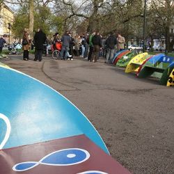 Centrum Plzně od pondělka zdobí pestrobarevné lavičky