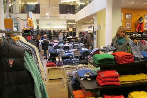 Foto: Češi kupují hlavně oblečení a drogerii, Němci jídlo a pohonné hmoty