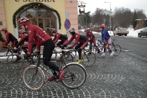 Foto: Cyklisté jedou v sobotu na koulení sudů