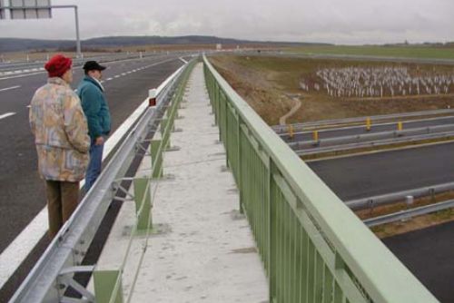 Foto: Z dálničního mostu u Kladrub zmizelo zábradlí