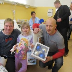 Dětské oddělení Klatovské nemocnice navštívili hokejisté HC Škoda Plzeň