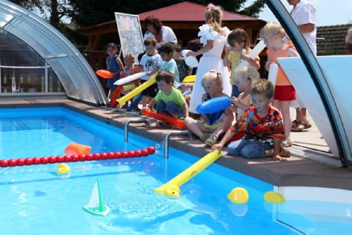 Foto: Dětský domov v Trnové má nový bazén