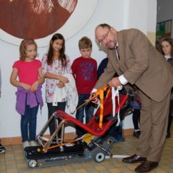 Díky schodolezu může David v Přešticích do učebny 