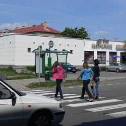 Dobrovolníci pomáhají před školami dětem přecházet