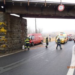 Dodávka za Loučimí čelně narazila do pilíře pod mostem 