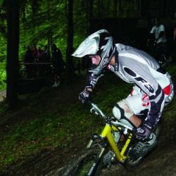 Downhillová špička se o víkendu představí na šumavském Špičáku