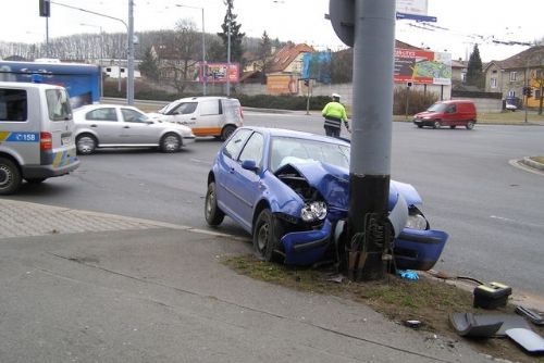 Foto: Dvě nehody v Plzni na Rokycanské: Pět zraněných