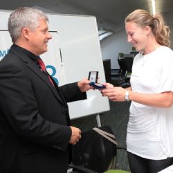 Jiřina Ptáčmníková převzala plaketu Bohumila Kulhánka