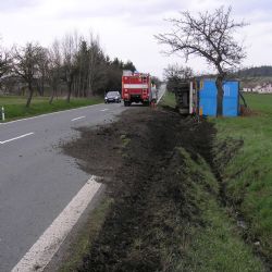 Kamion se štěpkou boural v Chocenické Lhotě