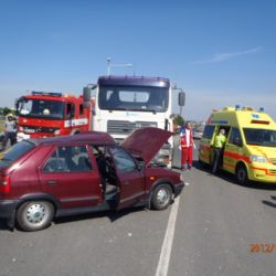 Kamion smetl v Plzni auto, řidič zemřel