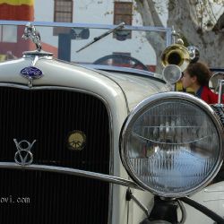 Kolona aut Veteran Car Clubu projede v sobotu Plzeňskem