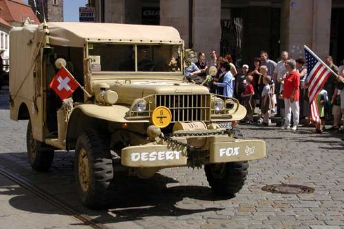 Foto: Návštěvníky oslav vozí speciální Army taxi
