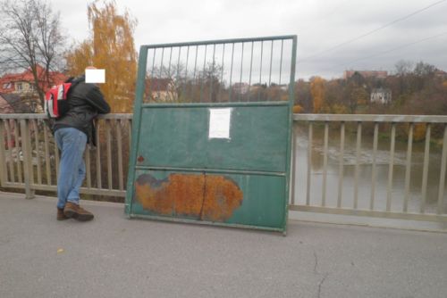 Foto: Kradená železná vrata do sběrny v Plzni neudal