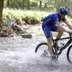 Bikeři se prohnali Kyjovským lesem, Becker cup teď míří do Chrástu