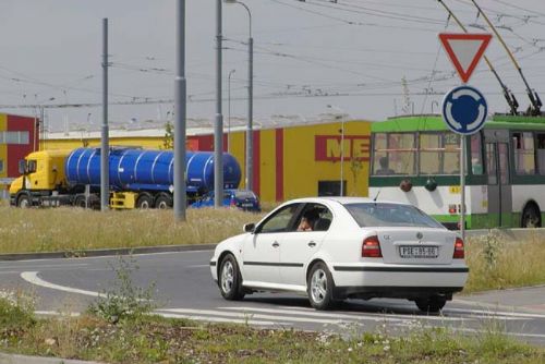 Foto: Okružní křižovatka ve Šťáhlavech usnadní řidičům cestu