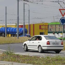 Opilec odstavil auto přímo na kruháči