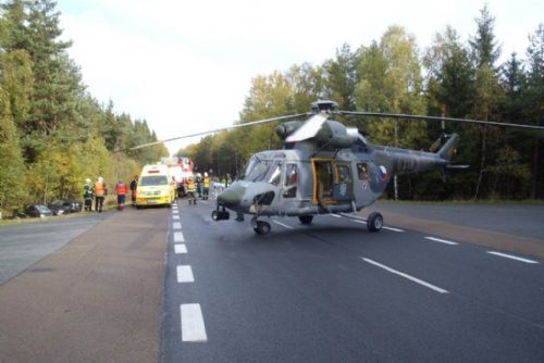 Foto: Mladou řidičku do nemocnice transportoval vrtulník