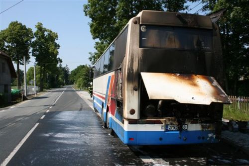 Foto: Na Domažlicku hořel autobus převážející studenty SOU a SŠ 