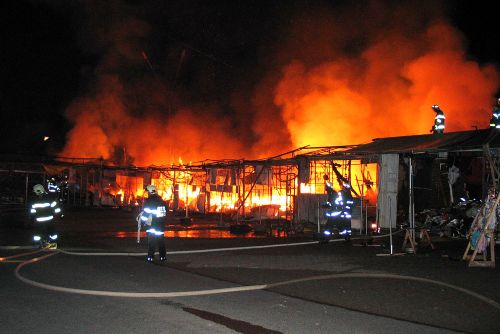 Foto: Na Folmavě hořelo osm stánků, požár spolykal milion