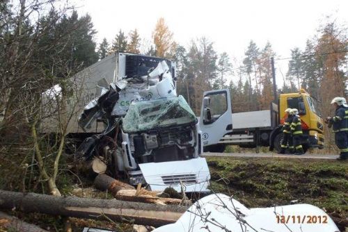 Foto: Na Klatovsku narazil kamion do stromu 