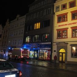 Na náměstí v Plzni hořela v pondělí ráno herna