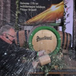 Na náměstí v Plzni v pátek ochutnejte požehnané pivo 