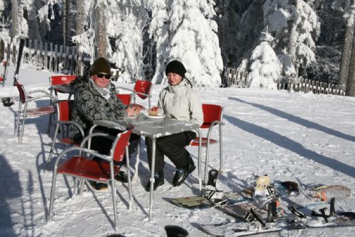Foto: Na Špičáku o víkendu lyžovalo více než 1800 lidí