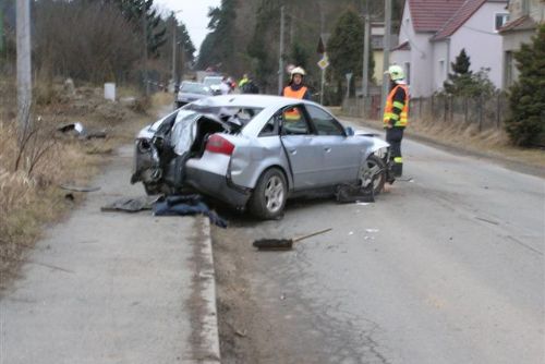 Foto: Na Valše bouralo auto, dvě těžká zranění