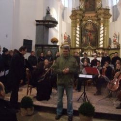 Navzdory sněhu kostelík v Prusinách praskal ve švech
