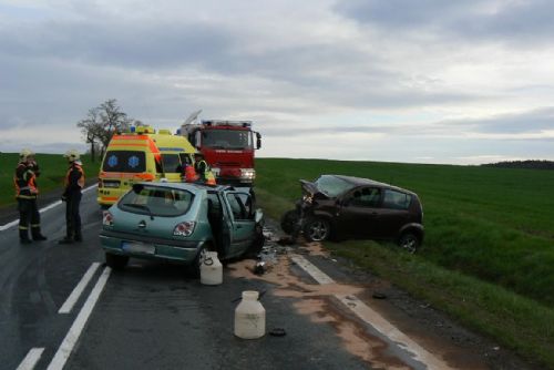 Foto: Nedělní nehodu u Chotěšova nepřežila mladá řidička
