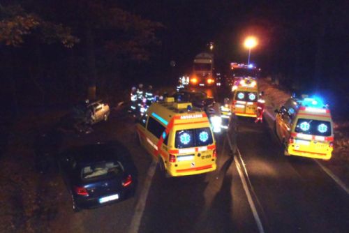 Foto: Večerní nehoda u Horní Břízy: Pět zraněných