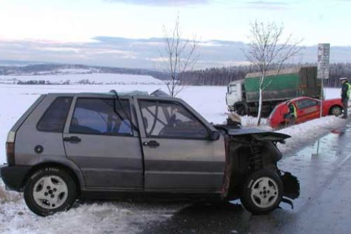 Foto: V Litohlavech boural opilý cizím autem, traktorem ho nevytáhl