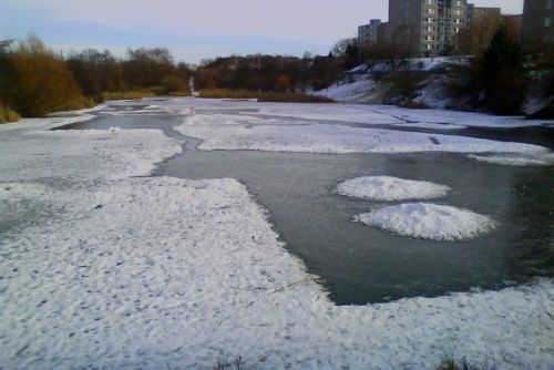 Foto: Nechoďte na zamrzlé rybníky v Plzni, hrozí prolomení ledu