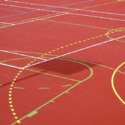 Ze sportovního areálu v Doudlevcích zmizela venkovní sprcha