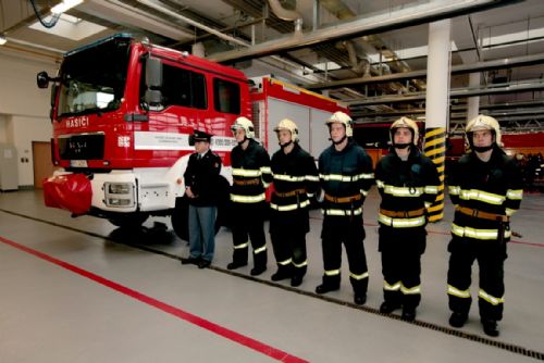Foto: Noví hasiči v Plzni složili slib, při přísaze dostali cisternu