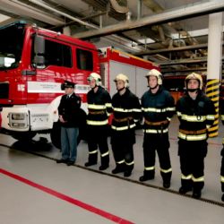 Noví hasiči v Plzni složili slib, při přísaze dostali cisternu