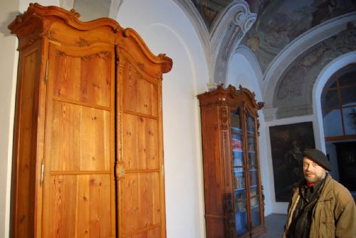 Foto: Novinky z Plas: Na restaurování skříní přispěl Jindřich IV.