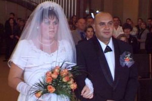 Foto: V Oseku šel po penězích, odnesl ale svatební oznámení