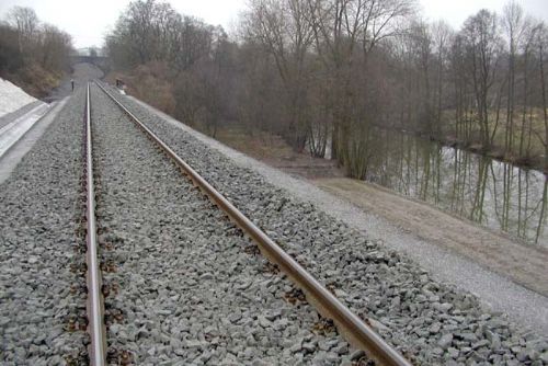 Foto: U kolejí ve Šťáhlavech našli mrtvého muže