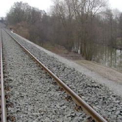 V Konstantinových Lázních vjelo auto pod vlak